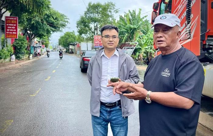 Ông Nguyễn Nhiều (áo đen) cho biết, các công trình giao thông đã hoàn thành đưa vào sử dụng gần 10 năm nay nhưng vẫn chưa được thanh toán khoản nợ hơn 2,2 tỷ đồng còn lại. Ảnh: Minh Phương