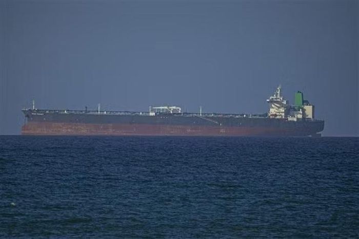  Con tàu di chuyển qua eo biển Hormuz. Ảnh: AA/TTXVN 