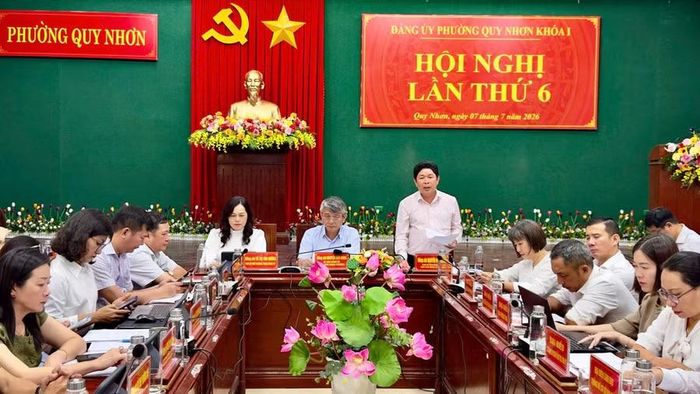 Chủ tịch UBND phường Quy Nhơn Nguyễn Đức Toàn điều hành phiên thảo luận. Ảnh: Đức Hải