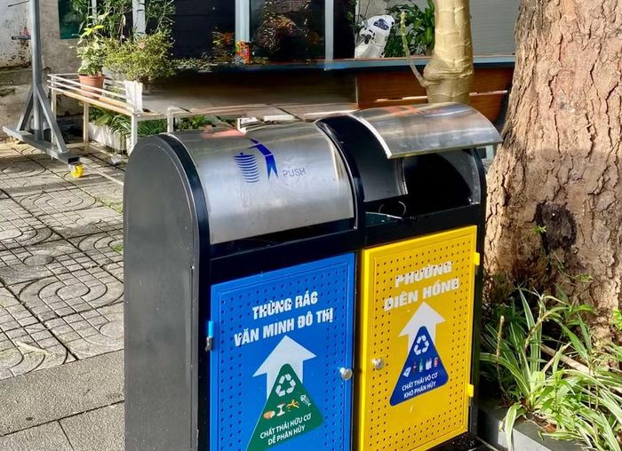  Phân loại chất thải rắn sinh hoạt tại nguồn là một trong những giải pháp góp phần bảo vệ môi trường. Ảnh: M.T 