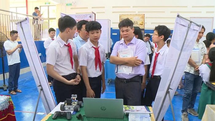  Các sản phẩm thể hiện khả năng vận dụng kiến thức vào thực tiễn. Ảnh: Hoàng Vũ 