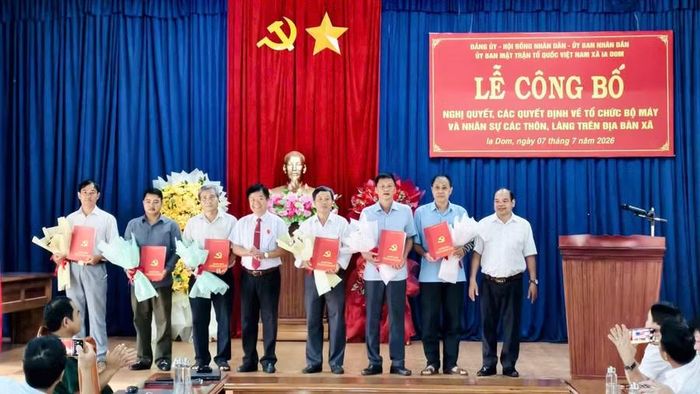 Lãnh đạo xã Ia Dom trao quyết định chỉ định cấp ủy, Bí thư, Phó bí thư các chi bộ sau sắp xếp, tổ chức lại thôn, làng trên địa bàn. Ảnh: Hoàng Quốc Đại
