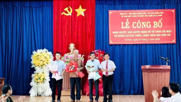 Đồng chí Trần Ngọc Phận-Bí thư Đảng ủy, Chủ tịch HĐND xã Ia Dom trao quà lưu niệm cho các đồng chí Bí thư chi bộ, Trưởng Ban Công tác Mặt trận thôi tham gia công tác sau quá trình sắp xếp, kiện toàn. Ảnh: Hoàng Quốc Đại