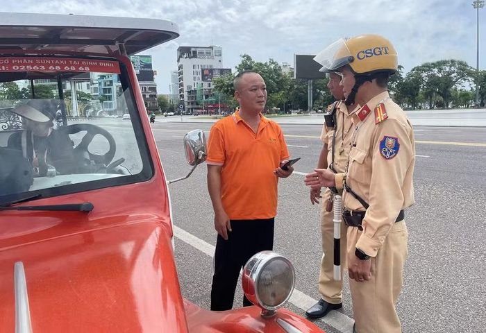 Đội Cảnh sát giao thông đường bộ số 4 (Phòng Cảnh sát giao thông, Công an tỉnh) xử lý tài xế xe điện du lịch chở khách ngoài khung giờ quy định tại đường Nguyễn Tất Thành (phường Quy Nhơn). Ảnh: Đình Phan