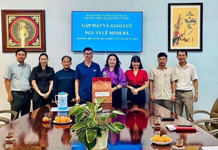  PGS.TS Lê Minh Hà (thứ 4 từ trái sang) chụp ảnh lưu niệm cùng Ban Giám hiệu và giáo viên Trường THPT chuyên Hùng Vương. Ảnh: ĐVCC 