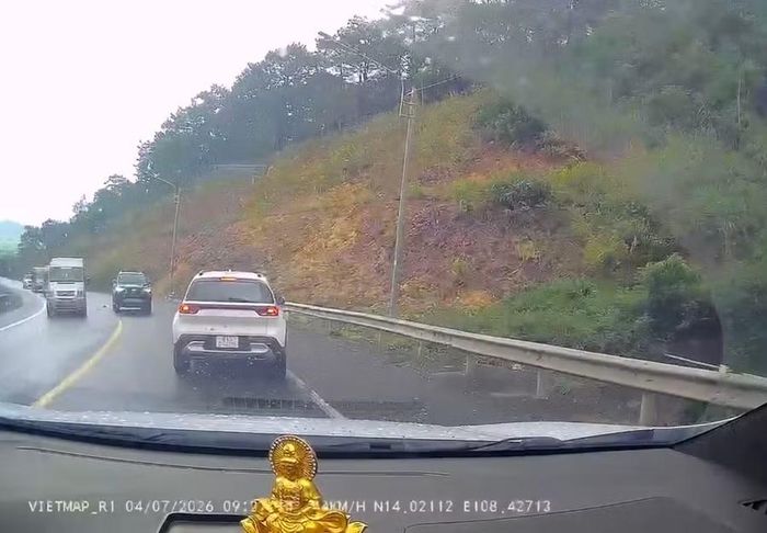 Chiếc xe biển số xanh đã vượt ẩu ở đoạn đường cua dốc có vạch liền màu vàng. Ảnh chụp màn hình