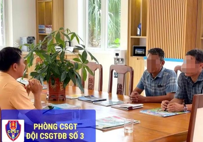 Đội CSGT đường bộ số 3 làm việc với tài xế T. Ảnh: ĐVCC