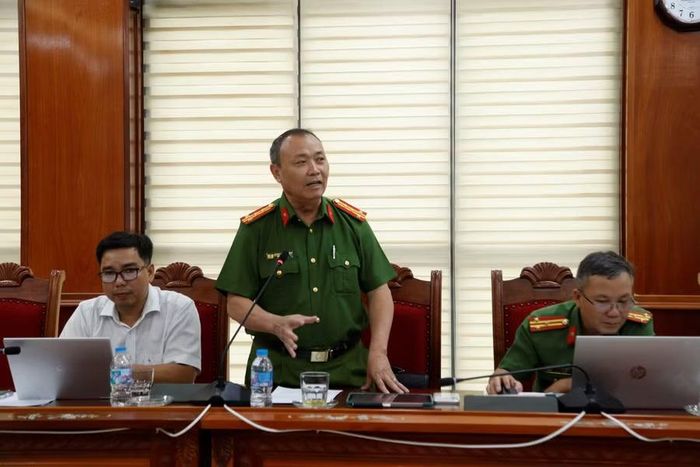  Đại tá Huỳnh Bảo Nguyên - Phó Giám đốc Công an tỉnh tham gia ý kiến về nội dung vận động, hướng dẫn công dân kích hoạt tài khoản định danh điện tử. Ảnh: H.P 
