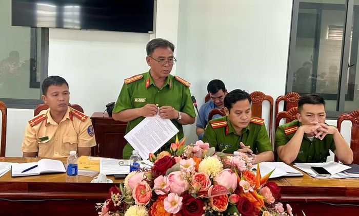  Công an cơ sở nêu nguyên nhân và đưa giải pháp đảm bảo ATGT tại địa bàn. Ảnh: N.L 