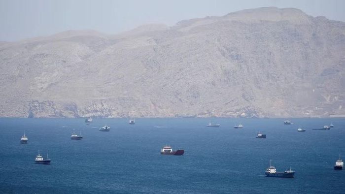 Tàu thuyền ở eo biển Hormuz, khu vực Musandam của Oman. Ảnh: Stringer/Reuters