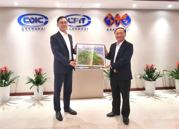 Bí thư Tỉnh ủy Gia Lai Thái Đại Ngọc (bên phải) tặng quà cho ông Li Dong - Chủ tịch Hội đồng xúc tiến thương mại quốc tế TP. Thượng Hải. Ảnh: Đoàn Bình