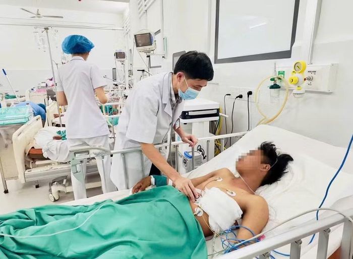 Nhờ có bảo hiểm y tế nên gia đình bệnh nhân ở làng O Đất, xã Ia Băng an tâm điều trị tại Bệnh viện đa khoa Gia Lai. Ảnh: Như Nguyện 