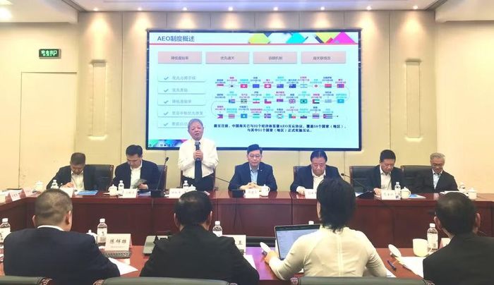  Giáo sư Tạ Thu Huệ - chuyên gia cao cấp về hải quan của Liên hiệp hội công nghiệp hiện đại Thượng Hải phát biểu tại hội nghị. Ảnh: Đoàn Bình 