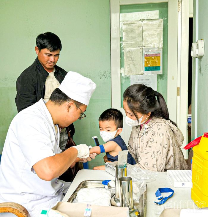 Lấy mẫu máu kiểm tra sức khỏe cho bệnh nhi tại Bệnh viện Bệnh nhiệt đới Khánh Hòa.