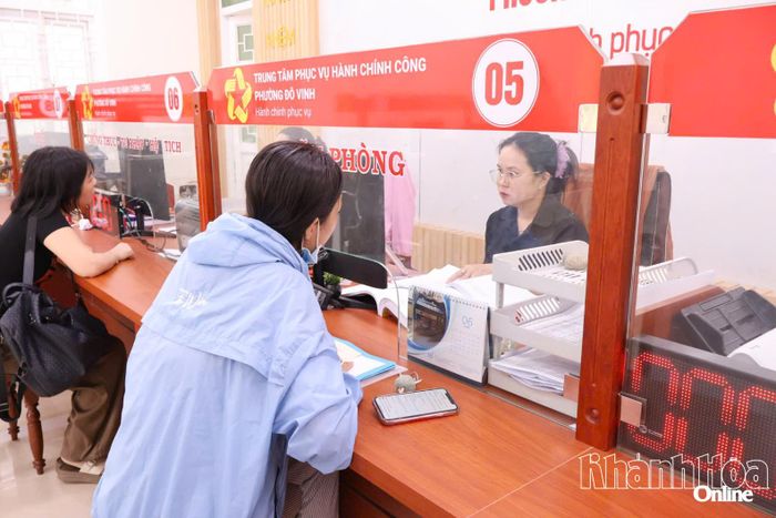 Người dân giải quyết thủ tục hành chính tại Trung tâm Phục vụ hành chính công phường Đô Vinh.