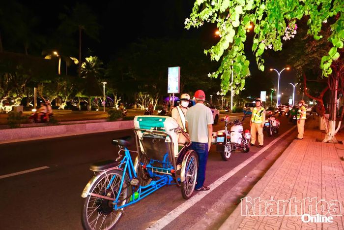 Đội Cảnh sát giao thông đường bộ khu vực Nha Trang kiểm tra, xử lý xe xích lô vi phạm trật tự, an toàn giao thông trên đường Trần Phú.