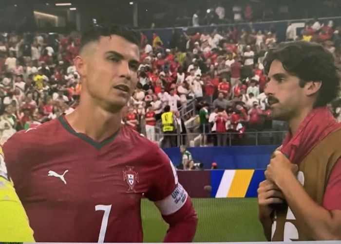 Nỗi buồn của Cristiano Ronaldo sau trận đấu với Tây Ban Nha - Ảnh chụp màn hình.