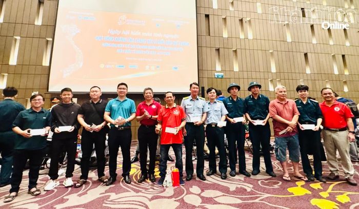 Ban tổ chức tặng quà cho những người tham gia hiến máu đầu tiên tại chương trình.