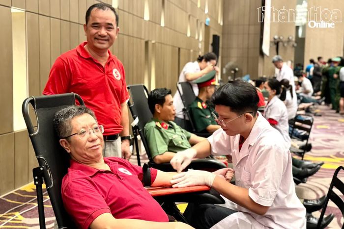 Lãnh đạo Hội Chữ thập đỏ tỉnh tham gia hiến máu tại ngày hội.