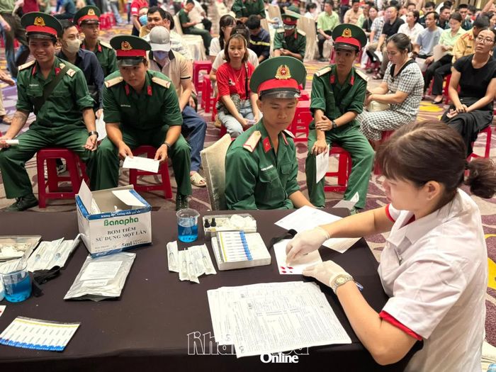 Người tới hiến máu được xét nghiệm nhanh các chỉ số về máu.