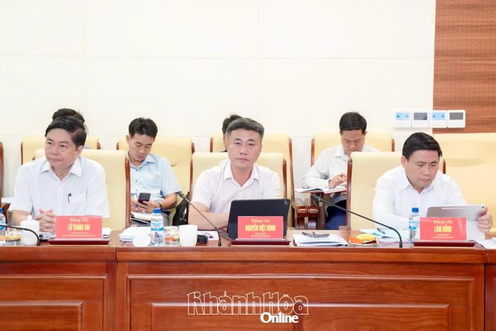 Chủ tịch HĐND tỉnh Lâm Đông, Chủ tịch UBND tỉnh Nguyễn Việt Hùng cùng đại biểu dự hội nghị.