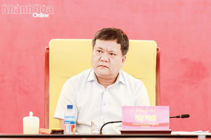 Bí thư Tỉnh ủy Trần Phong phát biểu ý kiến tại hội nghị.