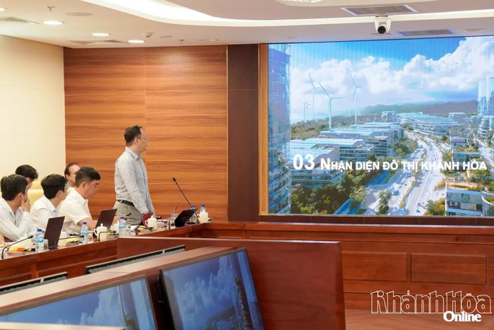 Đại diện đơn vị tư vấn trình bày định hướng về Đồ án Quy hoạch chung đô thị Khánh Hòa đến năm 2050, tầm nhìn đến năm 2075.