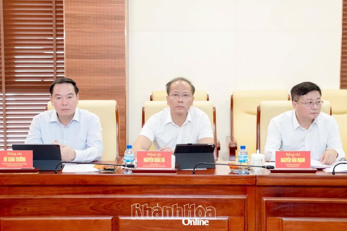 Phó Bí thư Thường trực Tỉnh ủy Hồ Xuân Trường, Chủ tịch Ủy ban MTTQ Việt Nam tỉnh Nguyễn Khắc Hà cùng đại biểu dự hội nghị.