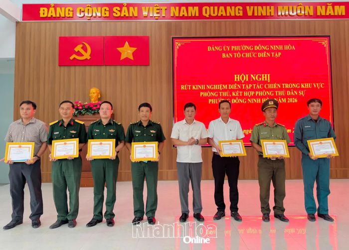 Khen thưởng cho các tập thể xuất sắc.