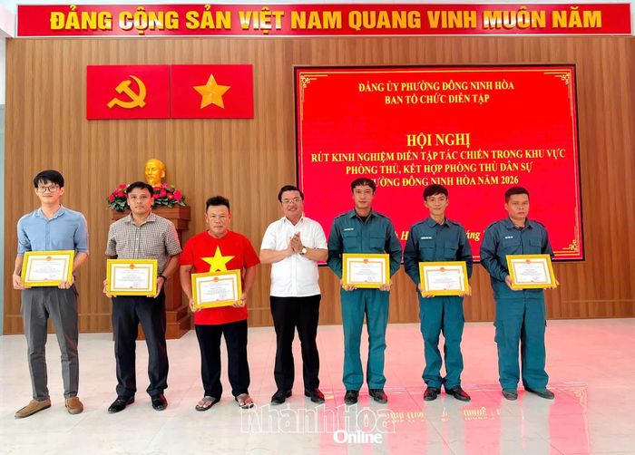 Khen thưởng cho các cá nhân xuất sắc.