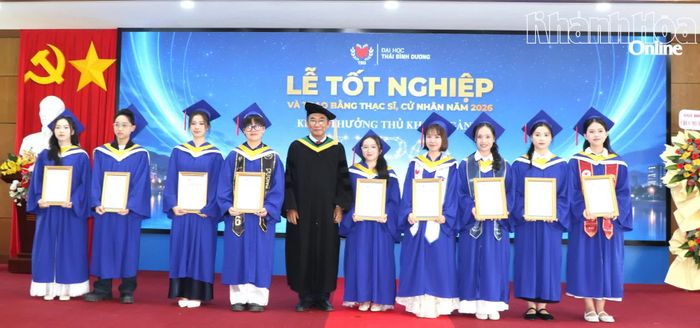 Lãnh đạo nhà trường trao giấy khen cho các sinh viên tốt nghiệp thủ khoa của ngành.