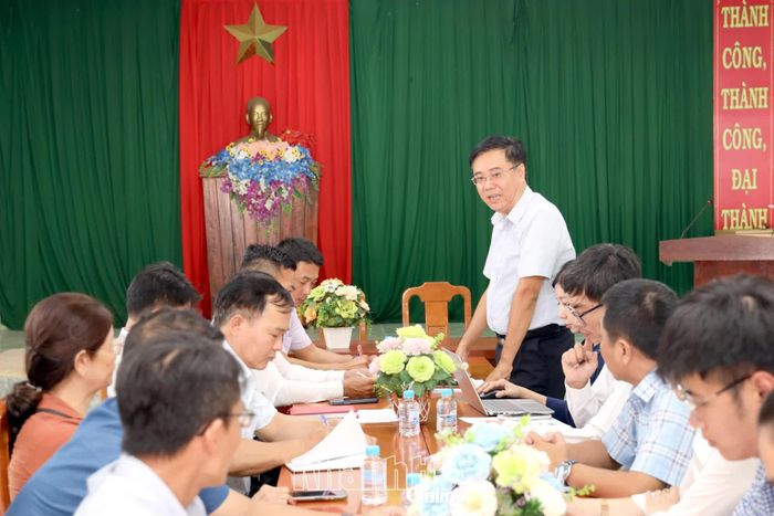 Đồng chí Nguyễn Trung Dũng phát biểu tại buổi làm việc với lãnh đạo xã Vạn Ninh.