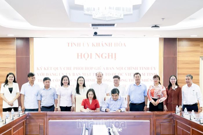 Lãnh đạo hai đơn vị ký kết Quy chế phối hợp.