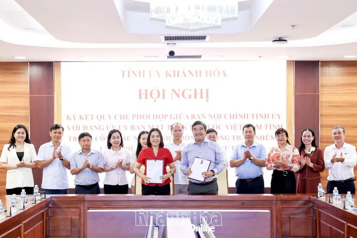 Hai đơn vị thực hiện nghi thức ký kết.
