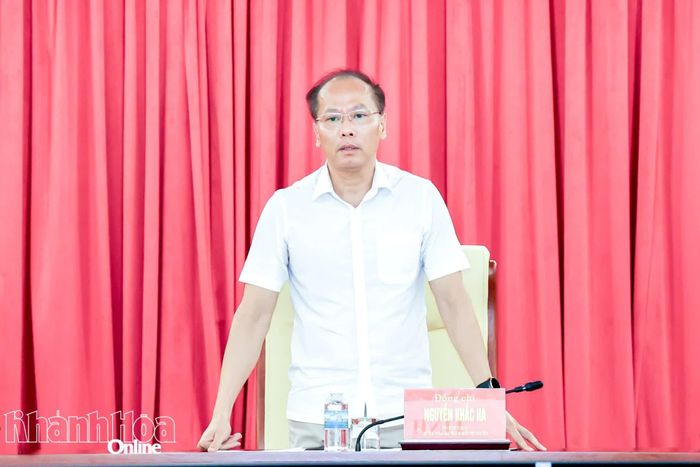 Đồng chí Nguyễn Khắc Hà phát biểu tại hội nghị.