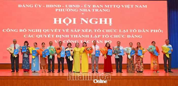 Các trưởng ban công tác mặt trận tổ dân phố mới thành lập nhận quyết định.