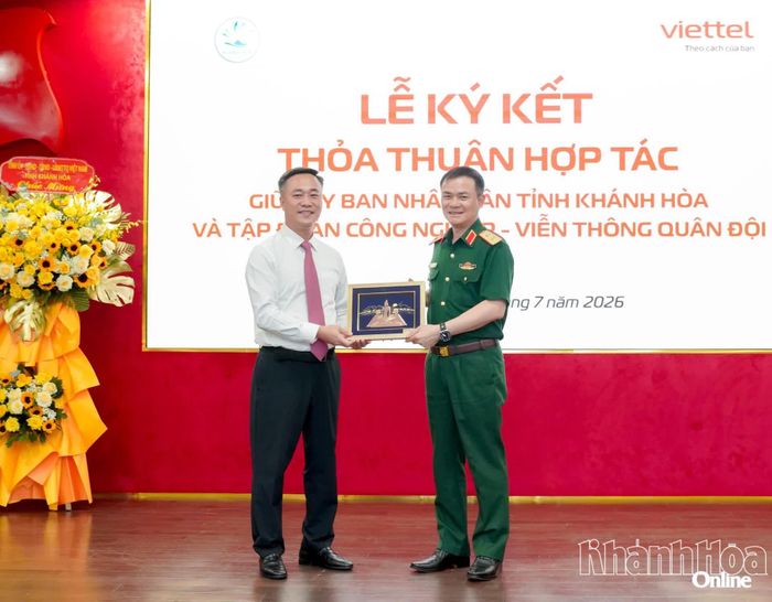 Đồng chí Nguyễn Việt Hùng tặng quà lưu niệm cho Trung tướng Tào Đức Thắng.