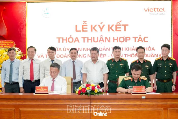 Đồng chí Nguyễn Việt Hùng và Trung tướng Tào Đức Thắng thực hiện ký kết thỏa thuận hợp tác với sự chứng kiến của đồng chí Trần Phong cùng các đồng chí lãnh đạo tỉnh, Tập đoàn Viettel.