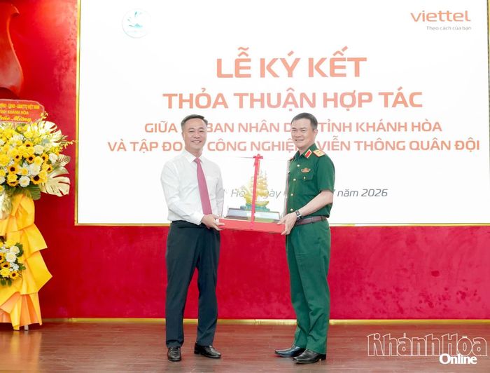 Trung tướng Tào Đức Thắng tặng quà lưu niệm cho đồng chí Nguyễn Việt Hùng.