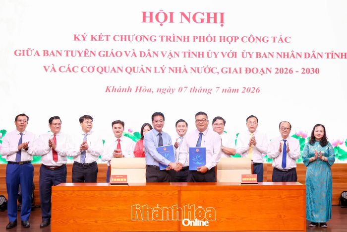 Đồng chí Võ Hoàn Hải và đồng chí Nguyễn Long Biên ký kết chương trình phối hợp công tác giữa Ban Tuyên giáo và Dân vận Tỉnh ủy với UBND tỉnh.