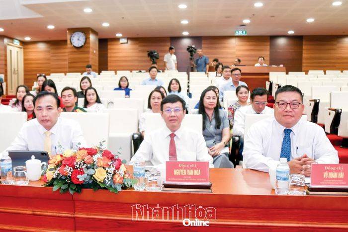 Đồng chí Võ Hoàn Hải cùng lãnh đạo Ban Tuyên giáo và Dân vận Tỉnh ủy, lãnh đạo các sở, ngành của tỉnh tham dự hội nghị. 