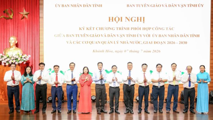 Các đồng chí lãnh đạo tỉnh và lãnh đạo các sở, ngành của tỉnh tham dự hội nghị.