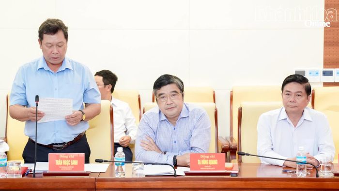 Lãnh đạo Ban Nội chính Tỉnh ủy báo cáo tại phiên họp. ẢNH MINH TRỰC.