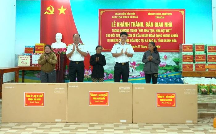 Bộ Tư lệnh Vùng 4 Hải quân tặng tivi và quà cho gia đình được bàn giao nhà.