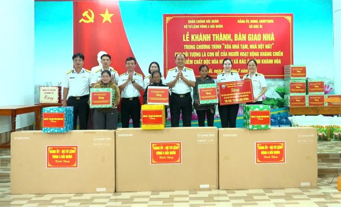 Đoàn Thanh niên, Hội Phụ nữ Phòng Hậu cần - Kỹ thuật Vùng 4 Hải quân trao quà cho các gia đình chính sách.