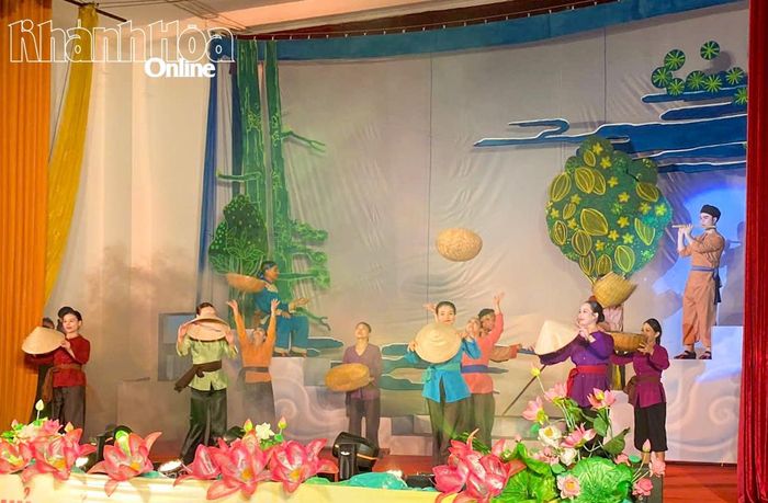 Khung cảnh ngày hội của dân làng.