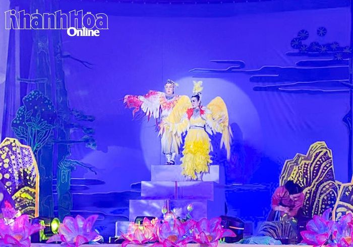 Hình ảnh đôi chim Phụng – Hoàng trong vở Ăn khế trả vàng.