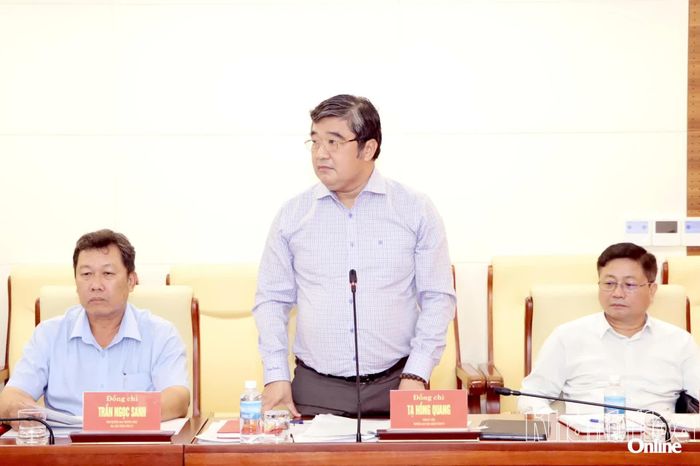 Lãnh đạo Ban Nội chính Tỉnh ủy báo cáo một số nội dung tại hội nghị.