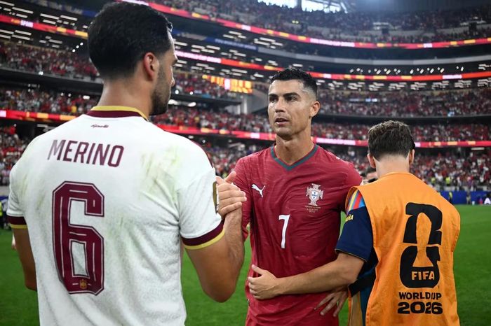 Ronaldo và cái bắt tay với Mikel Marino - cầu thủ ghi bàn duy nhất trong trận đấu giữa Bồ Đào Nha và Tây Ban Nha. Ảnh: FIFA