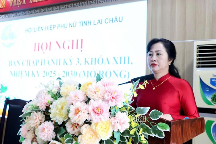 Đồng chí Mùa Thị Lan - Phó Chủ tịch Hội Liên hiệp phụ nữ tỉnh thông qua báo cáo sơ kết hoạt động công tác Hội và phong trào phụ nữ 6 tháng đầu năm 2026, nhiệm vụ trọng tâm 6 tháng cuối năm.